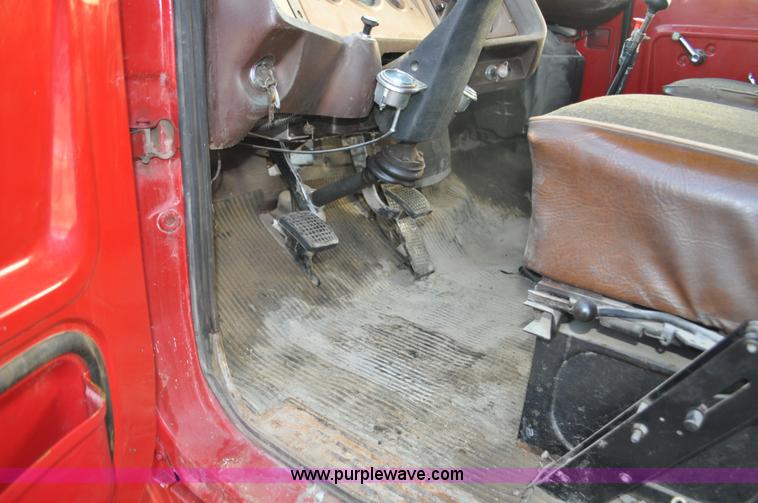 image for item C3348 1979 Ford 7000 oil service truck