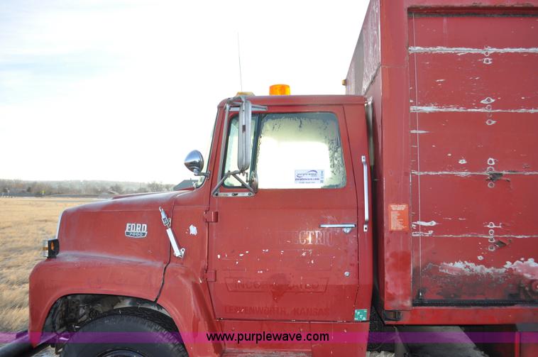 image for item C3348 1979 Ford 7000 oil service truck
