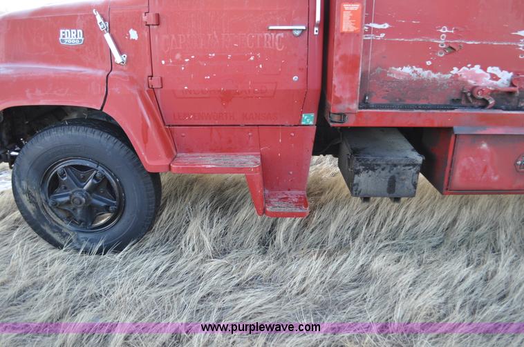image for item C3348 1979 Ford 7000 oil service truck
