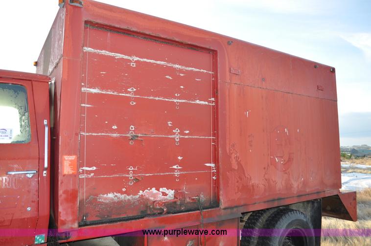 image for item C3348 1979 Ford 7000 oil service truck