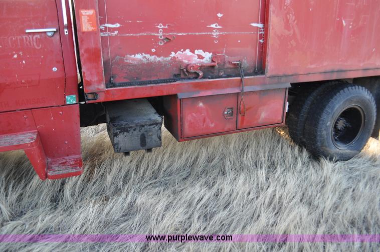 image for item C3348 1979 Ford 7000 oil service truck