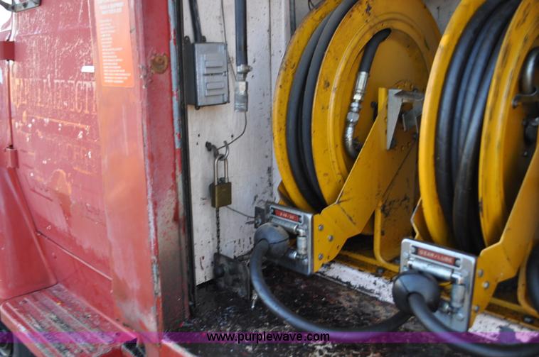 image for item C3348 1979 Ford 7000 oil service truck