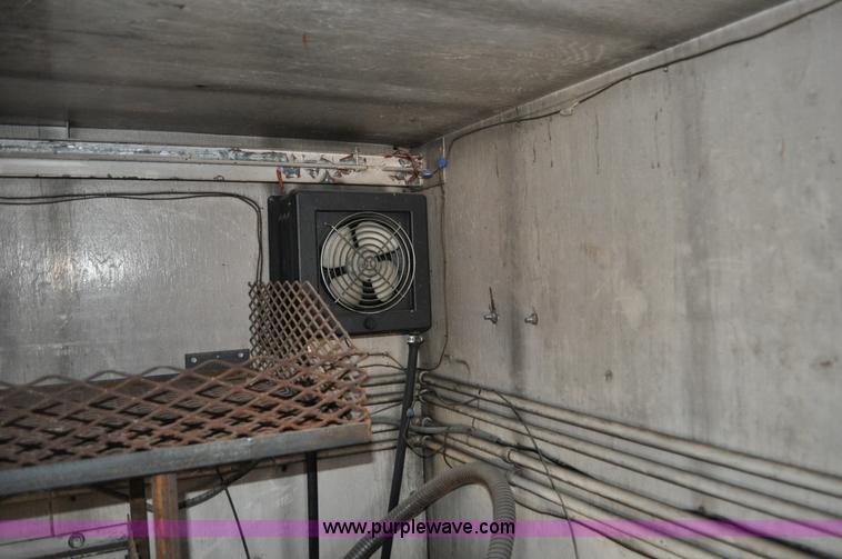 image for item C3348 1979 Ford 7000 oil service truck