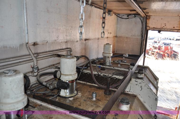 image for item C3348 1979 Ford 7000 oil service truck