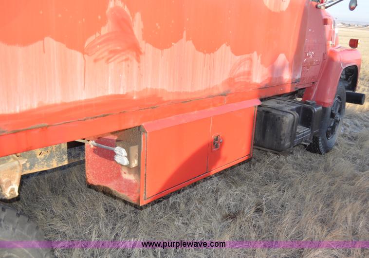 image for item C3348 1979 Ford 7000 oil service truck