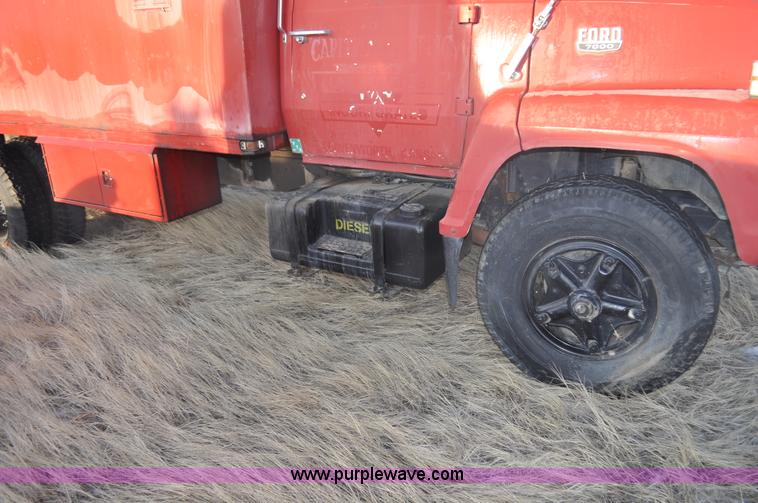image for item C3348 1979 Ford 7000 oil service truck