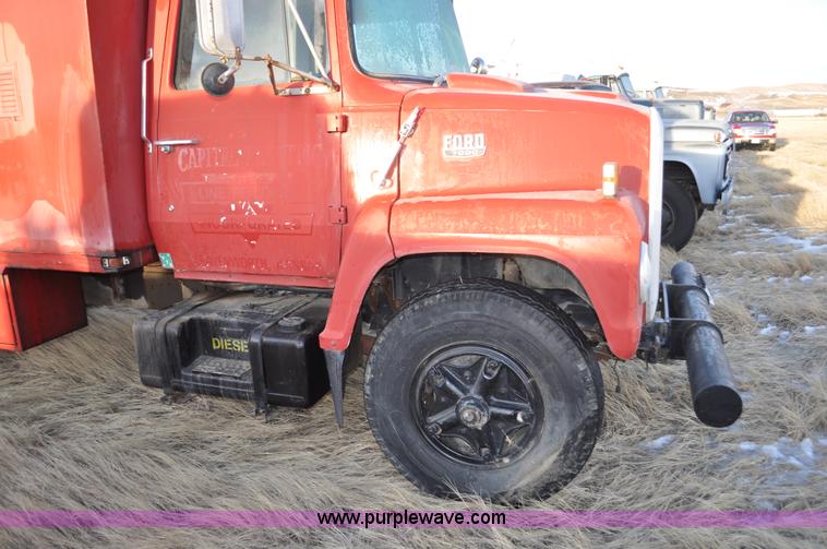 image for item C3348 1979 Ford 7000 oil service truck