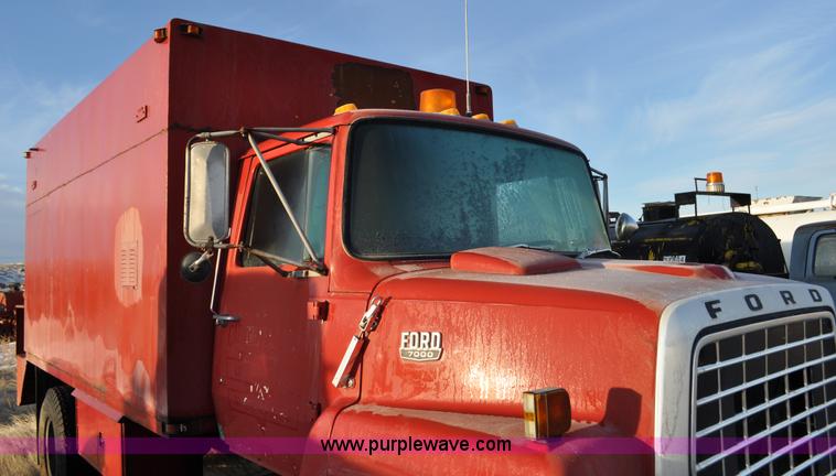 image for item C3348 1979 Ford 7000 oil service truck