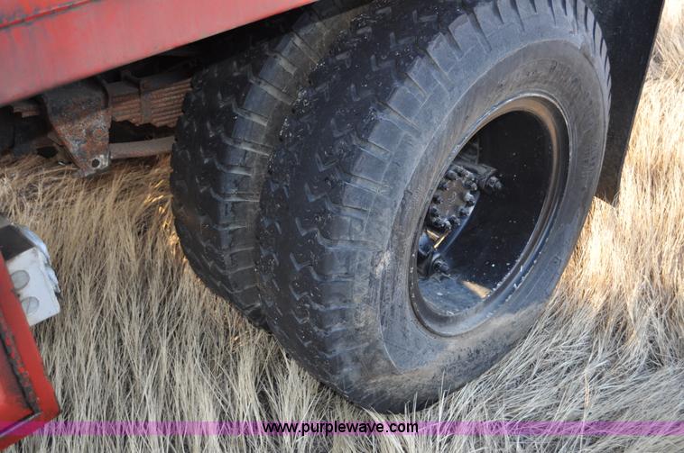 image for item C3348 1979 Ford 7000 oil service truck