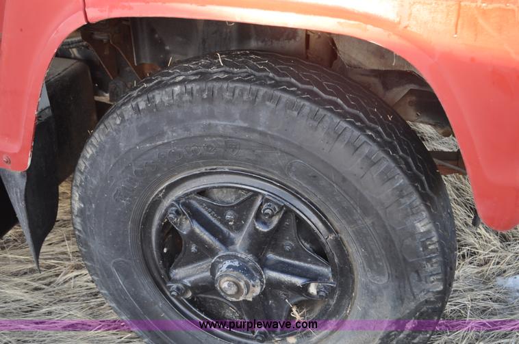 image for item C3348 1979 Ford 7000 oil service truck