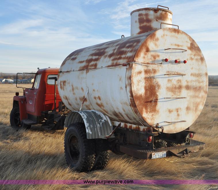 image for item C3350 1975 International 16010 Loadstar washer truck