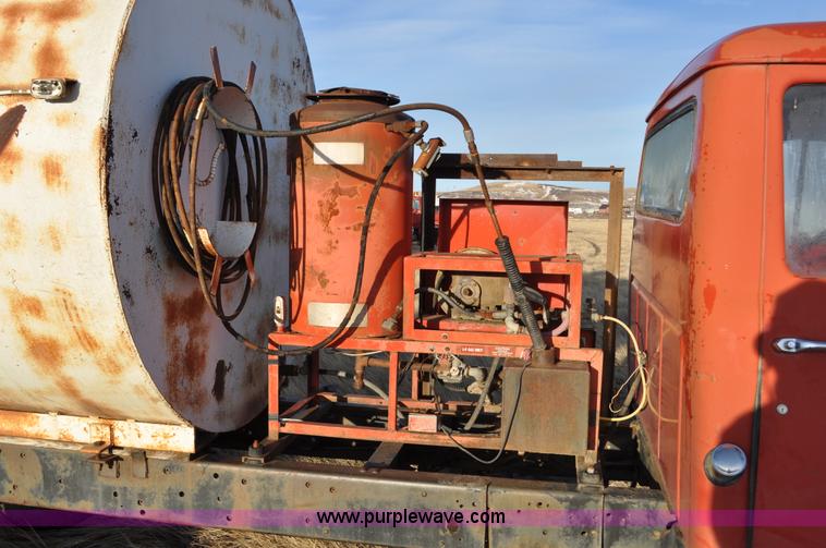 image for item C3350 1975 International 16010 Loadstar washer truck