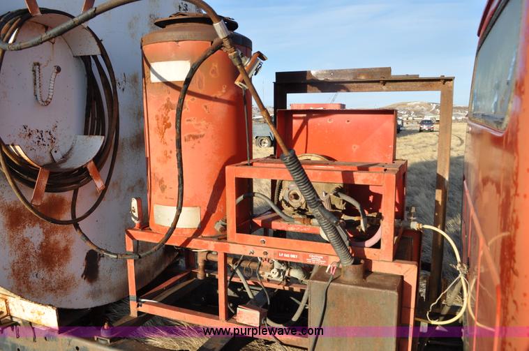 image for item C3350 1975 International 16010 Loadstar washer truck