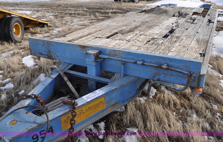 image for item C3398 1976 Trail King flatbed trailer