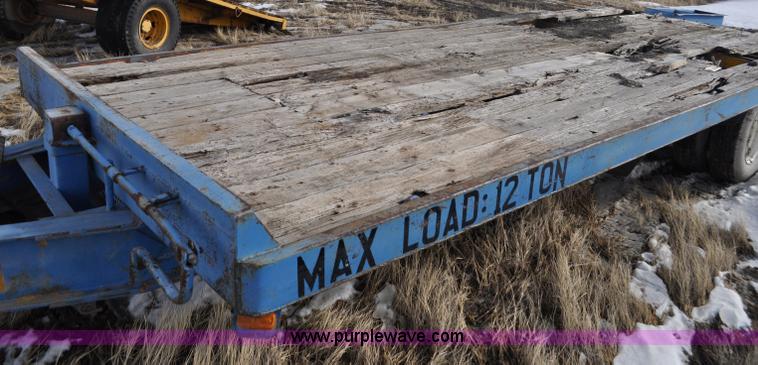 image for item C3398 1976 Trail King flatbed trailer