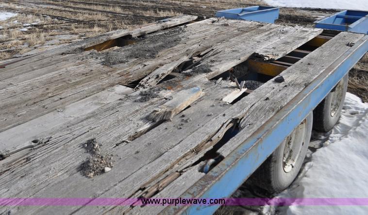 image for item C3398 1976 Trail King flatbed trailer