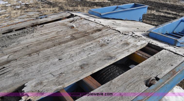 image for item C3398 1976 Trail King flatbed trailer