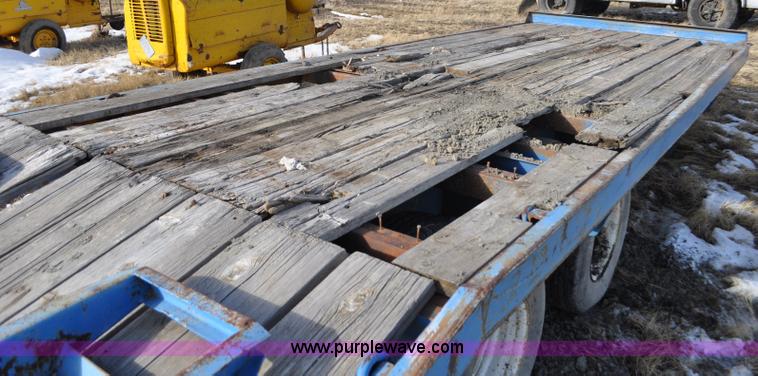 image for item C3398 1976 Trail King flatbed trailer