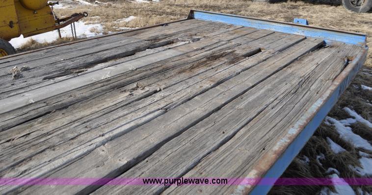 image for item C3398 1976 Trail King flatbed trailer