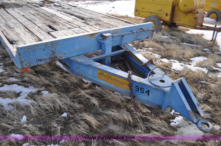 image for item C3398 1976 Trail King flatbed trailer