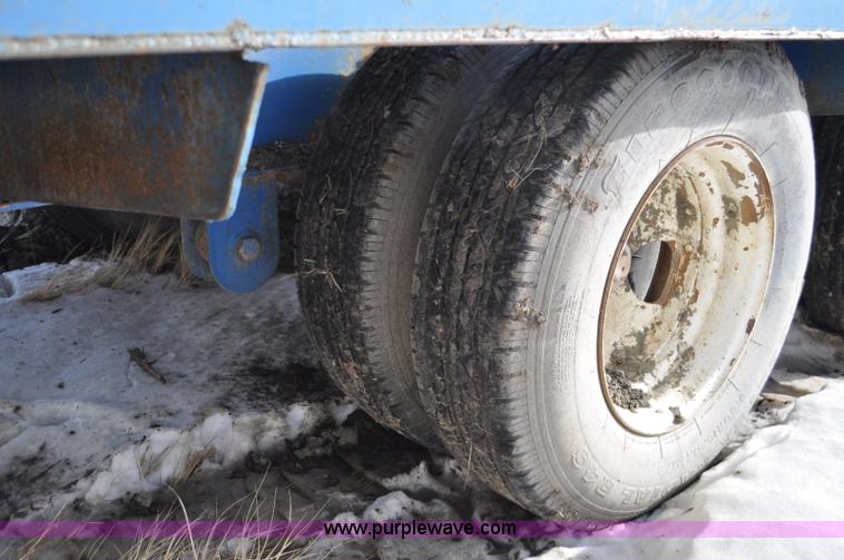 image for item C3398 1976 Trail King flatbed trailer