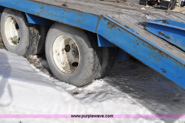 image for item C3398 1976 Trail King flatbed trailer