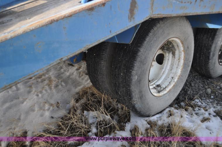 image for item C3398 1976 Trail King flatbed trailer