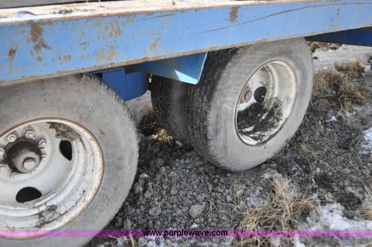 image for item C3398 1976 Trail King flatbed trailer