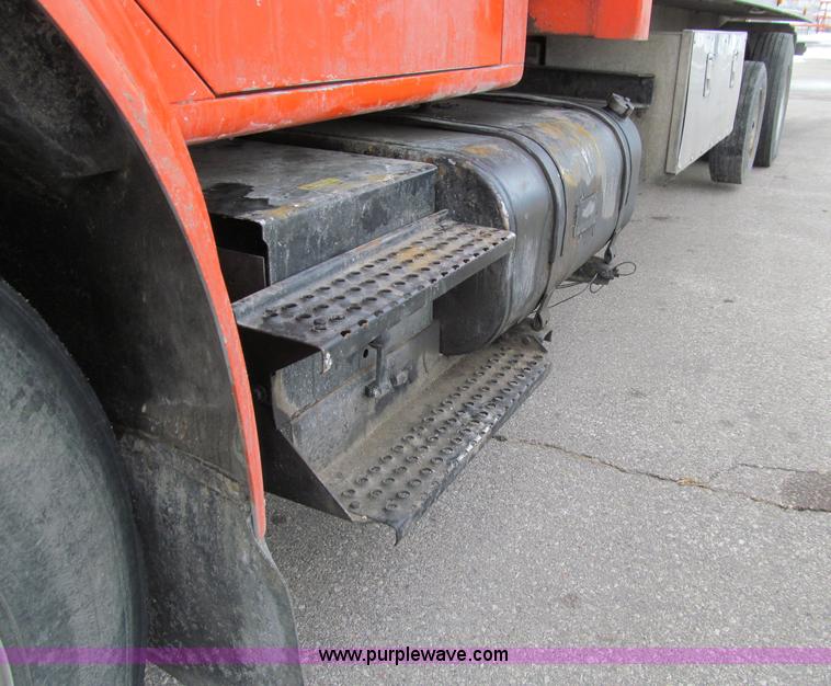 image for item D7070 2002 International 4900 roll off truck