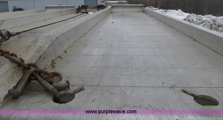 image for item D7070 2002 International 4900 roll off truck