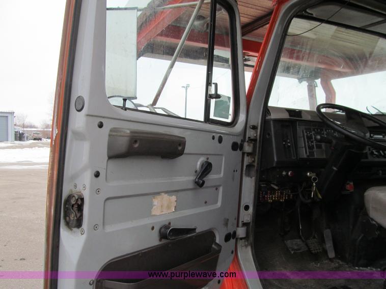 image for item D7070 2002 International 4900 roll off truck