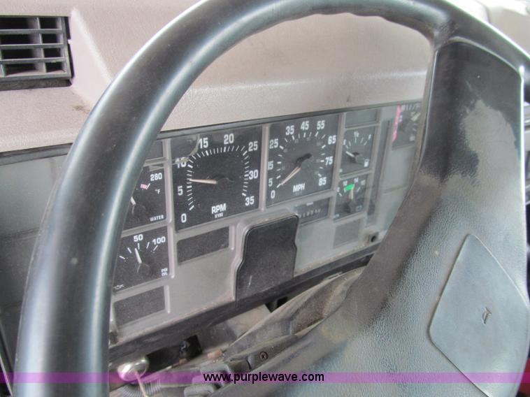 image for item D7070 2002 International 4900 roll off truck