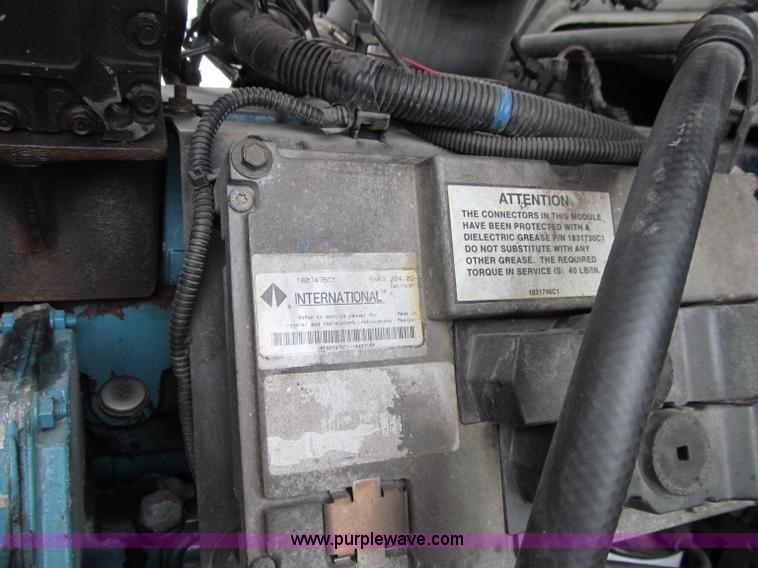 image for item D7070 2002 International 4900 roll off truck