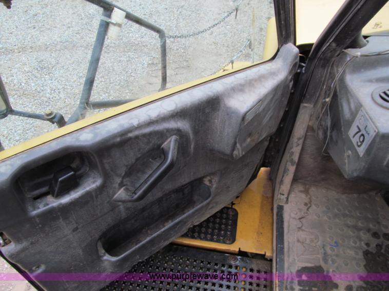 image for item D7159 2006 Caterpillar 740 articulated dump truck