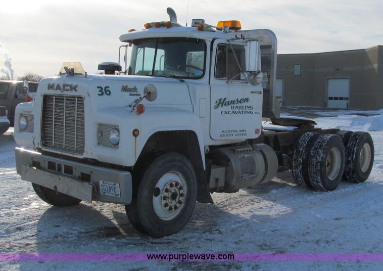 image for item F5908 1988 Mack R688ST semi truck