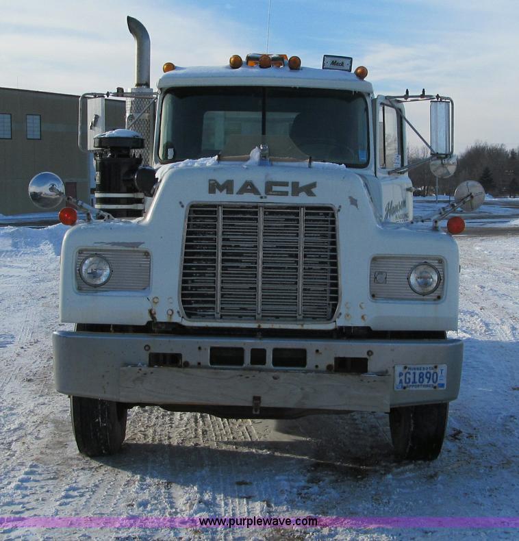image for item F5908 1988 Mack R688ST semi truck