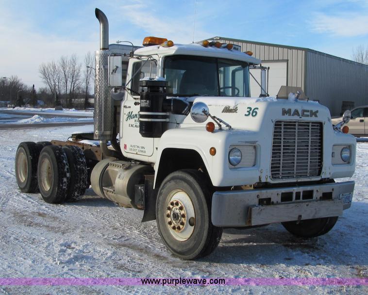 image for item F5908 1988 Mack R688ST semi truck