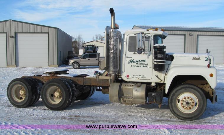 image for item F5908 1988 Mack R688ST semi truck