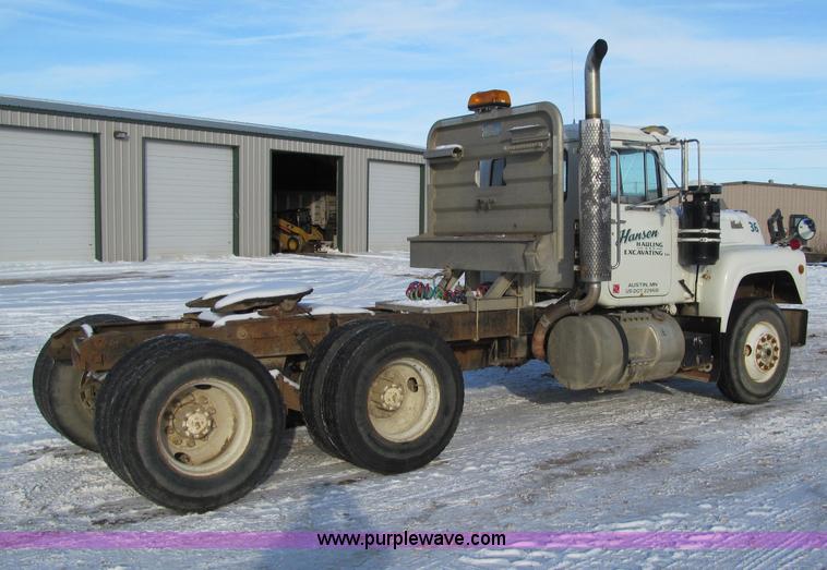 image for item F5908 1988 Mack R688ST semi truck
