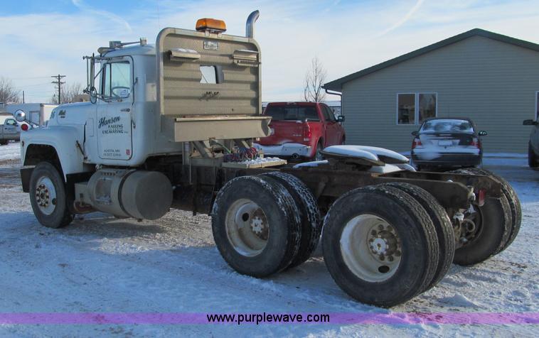 image for item F5908 1988 Mack R688ST semi truck