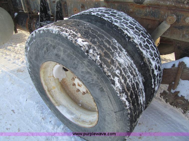 image for item F5908 1988 Mack R688ST semi truck