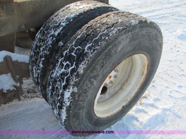 image for item F5908 1988 Mack R688ST semi truck