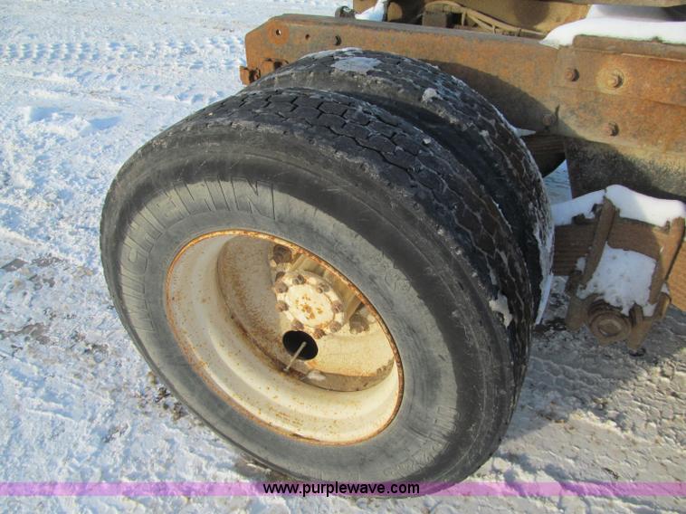 image for item F5908 1988 Mack R688ST semi truck