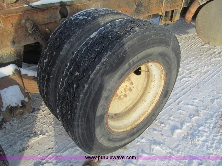 image for item F5908 1988 Mack R688ST semi truck