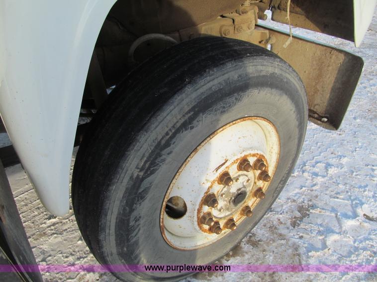 image for item F5908 1988 Mack R688ST semi truck