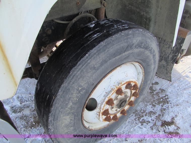 image for item F5908 1988 Mack R688ST semi truck