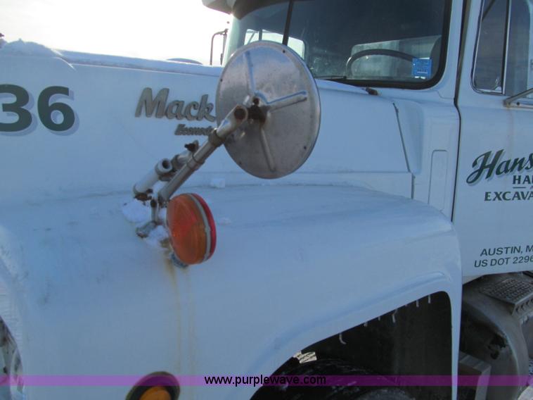 image for item F5908 1988 Mack R688ST semi truck