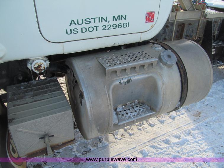 image for item F5908 1988 Mack R688ST semi truck