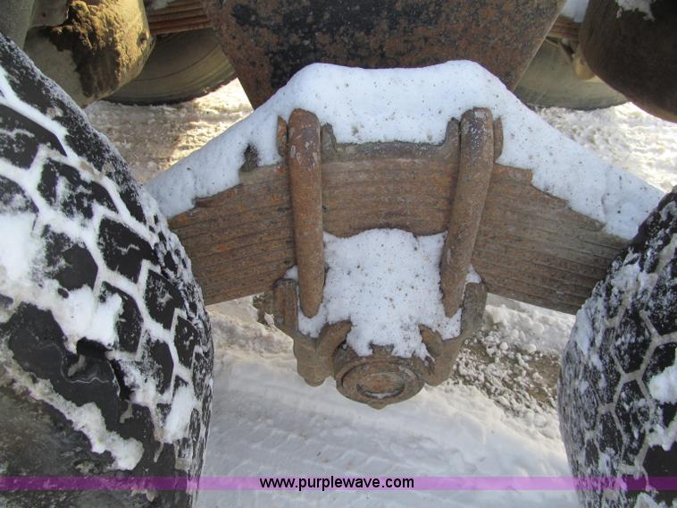 image for item F5908 1988 Mack R688ST semi truck