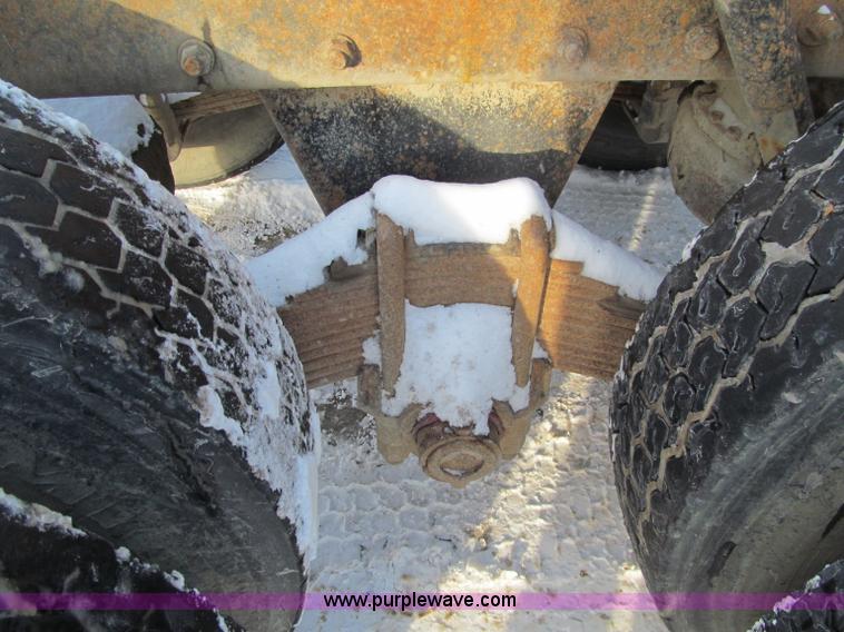 image for item F5908 1988 Mack R688ST semi truck